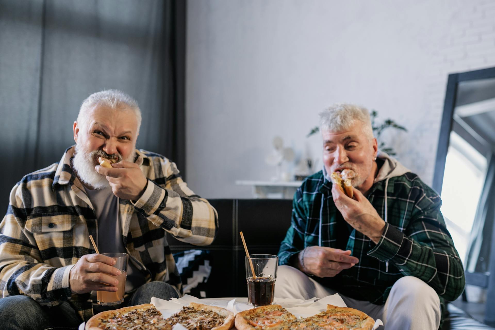 hombres comiendo