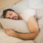El impacto del sueño insuficiente en la salud hormonal de los hombres